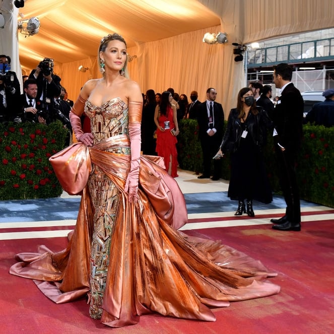 blake lively bien hinh tai met gala trong bo vay versace phong cach art deco hinh 2