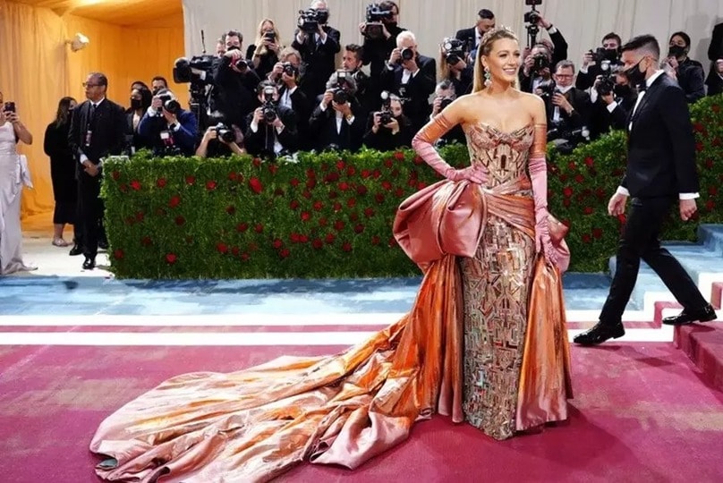 blake lively bien hinh tai met gala trong bo vay versace phong cach art deco hinh 4