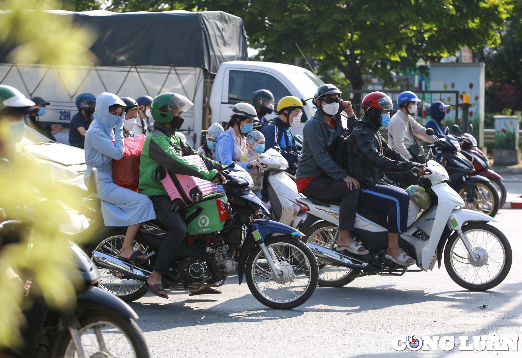 nguoi dan do ve ha noi sau nghi le khien nhieu tuyen duong un u hinh 8