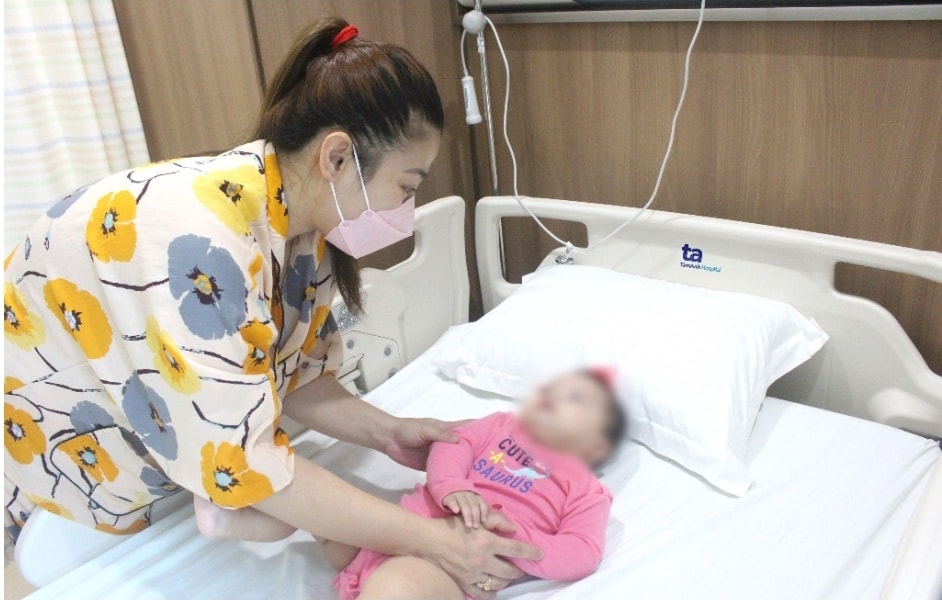 be gai 6 thang tuoi tieu ra mau do nhiem khuan duong tiet nieu hinh 2