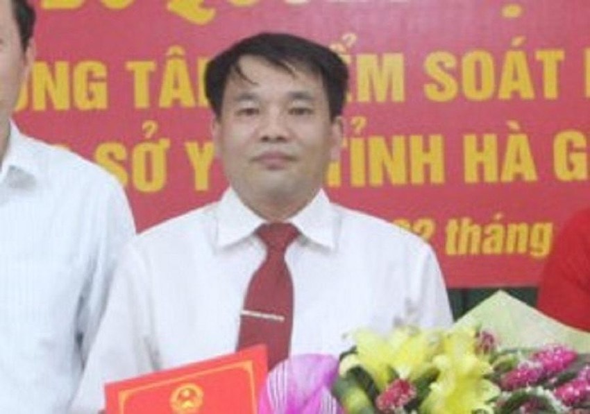 giam doc cdc ha giang va thuoc cap nhan 770 trieu dong lot tay tu cong ty viet a hinh 1