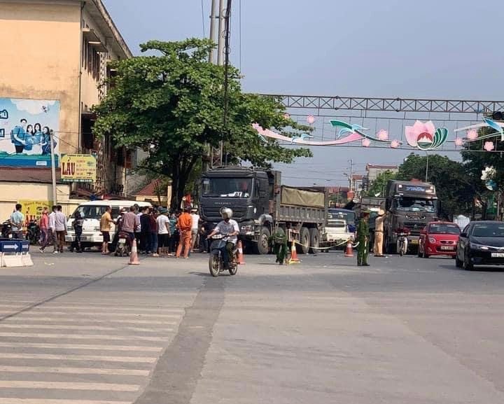 ha noi tai nan dac biet nghiem trong giua xe may va xe tai 3 me con tu vong hinh 1