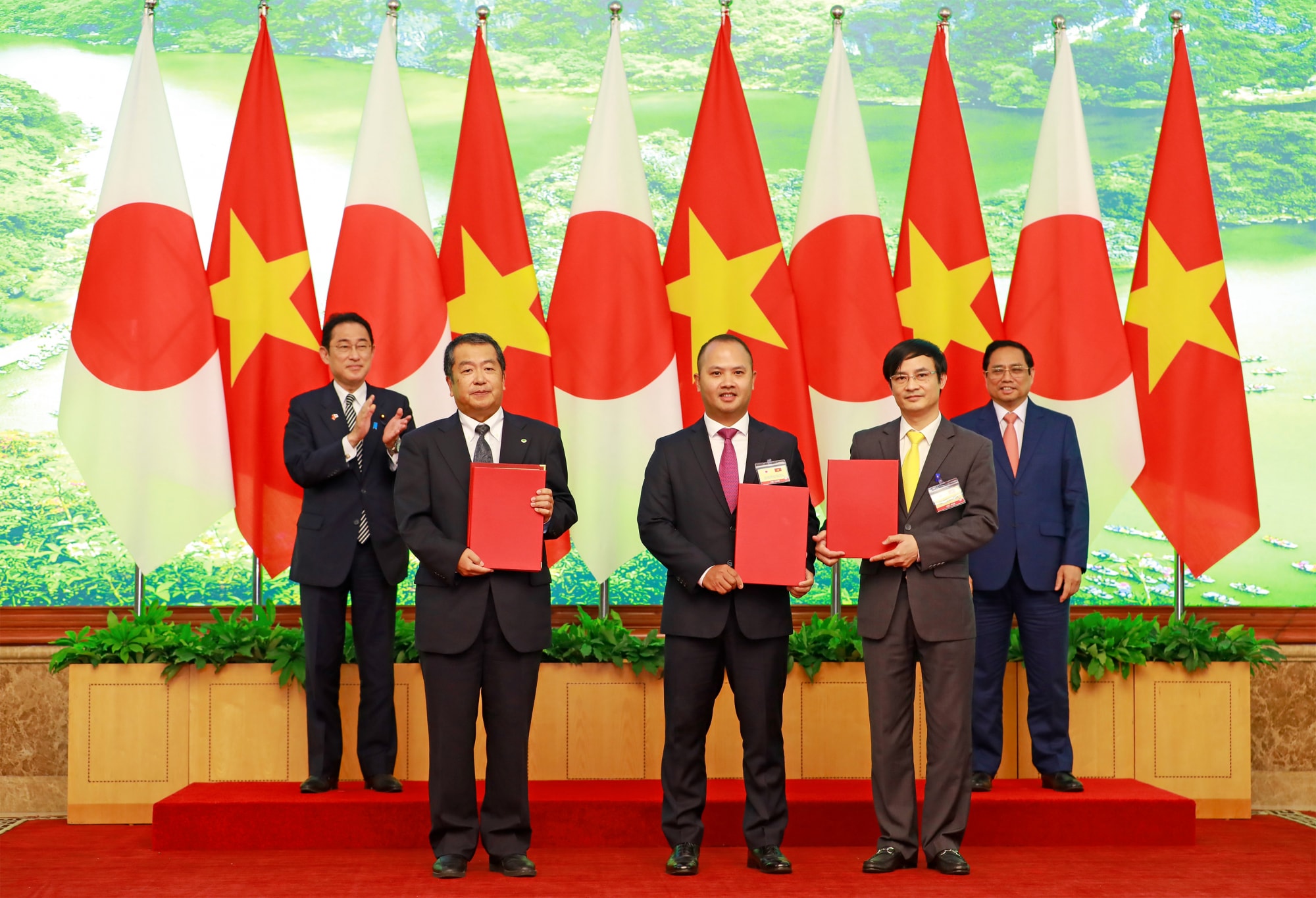 vietcredit ky hop tac voi hitachi va vietnampost trong chuyen tham viet nam cua thu tuong nhat hinh 1