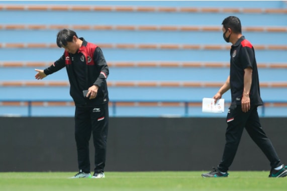 u23 indonesia bat ngo voi mat san co dep nhu ngoai hang anh o viet tri hinh 2