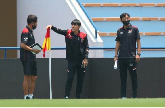 u23 indonesia bat ngo voi mat san co dep nhu ngoai hang anh o viet tri hinh 4