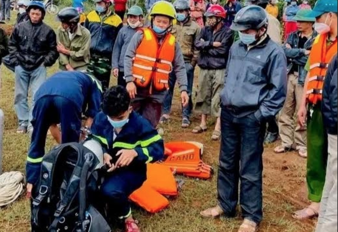 gia lai theo cha ra dong bat ca cau be 4 tuoi duoi nuoc thuong tam hinh 1