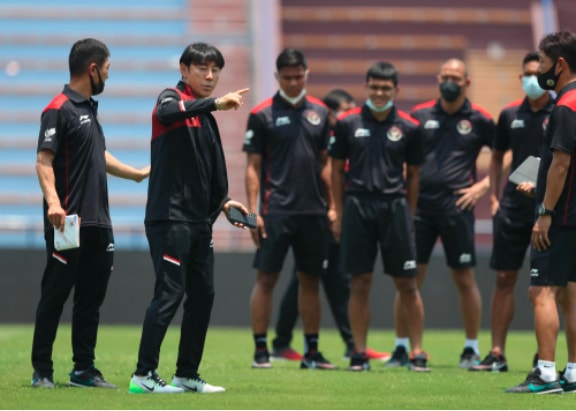 u23 indonesia bat ngo voi mat san co dep nhu ngoai hang anh o viet tri hinh 1
