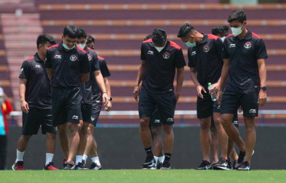 u23 indonesia bat ngo voi mat san co dep nhu ngoai hang anh o viet tri hinh 5