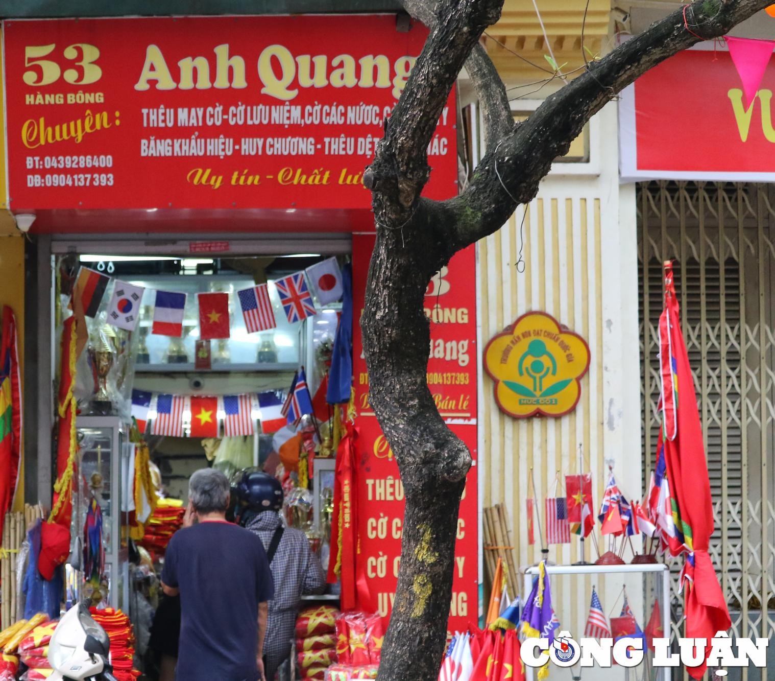 nhieu san pham luu niem sea games 31 duoc bay ban tren pho ha noi hinh 1