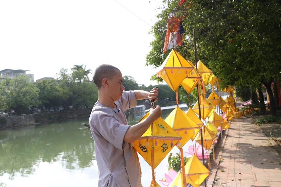 co do hue tung bung don mua phat dan 2022 hinh 2