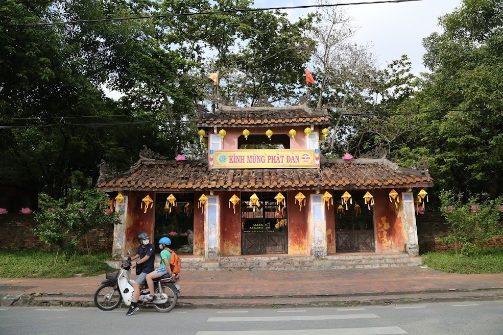 co do hue tung bung don mua phat dan 2022 hinh 1