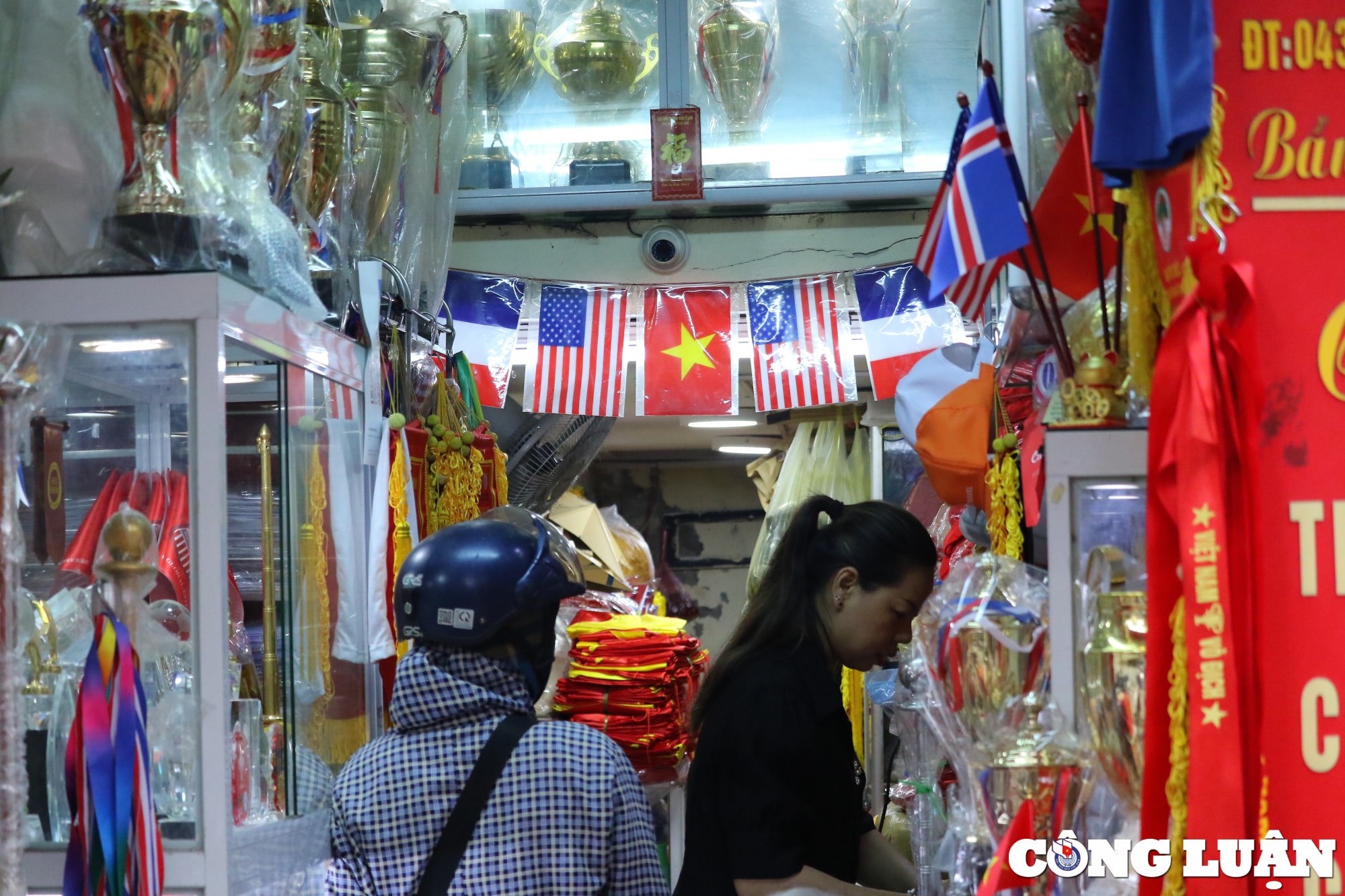 nhieu san pham luu niem sea games 31 duoc bay ban tren pho ha noi hinh 2