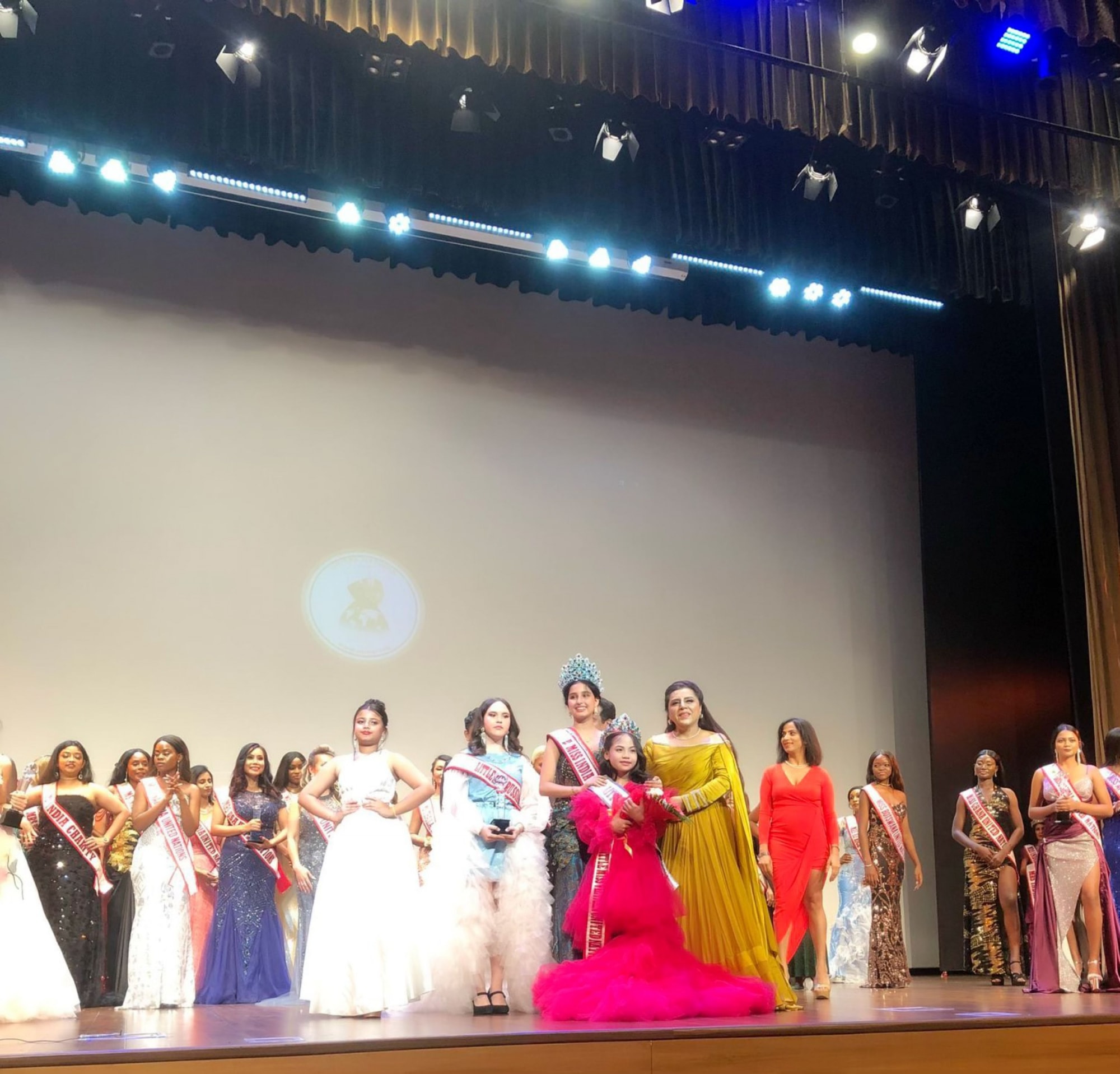 mau nhi phung hieu anh dang quang hoa hau cuoc thi little miss united nations tai an do hinh 1