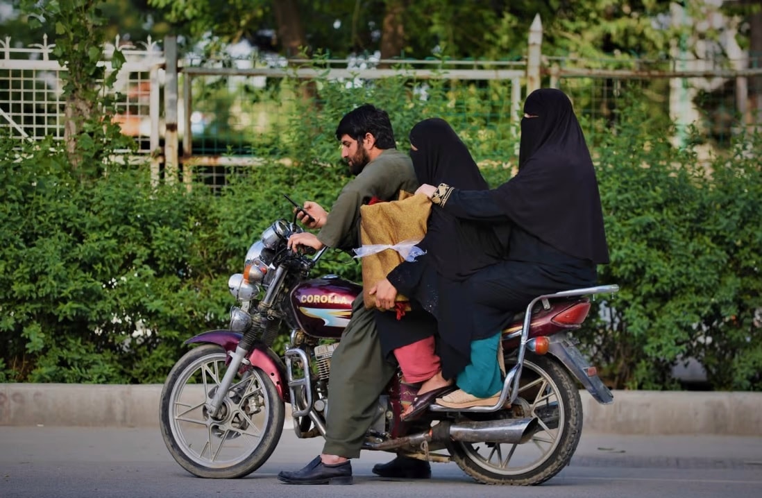 taliban tuyen bo phu nu afghanistan phai che kin tu dau den chan o noi cong cong hinh 1