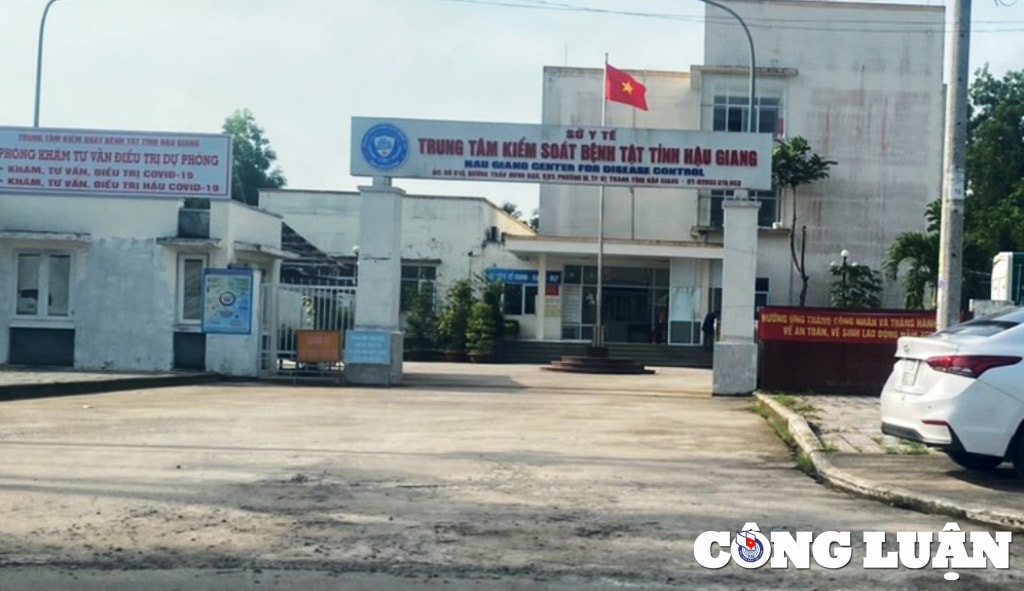 xem xet ky luat giam doc cdc hau giang vu tra lai 450 trieu dong hinh 1