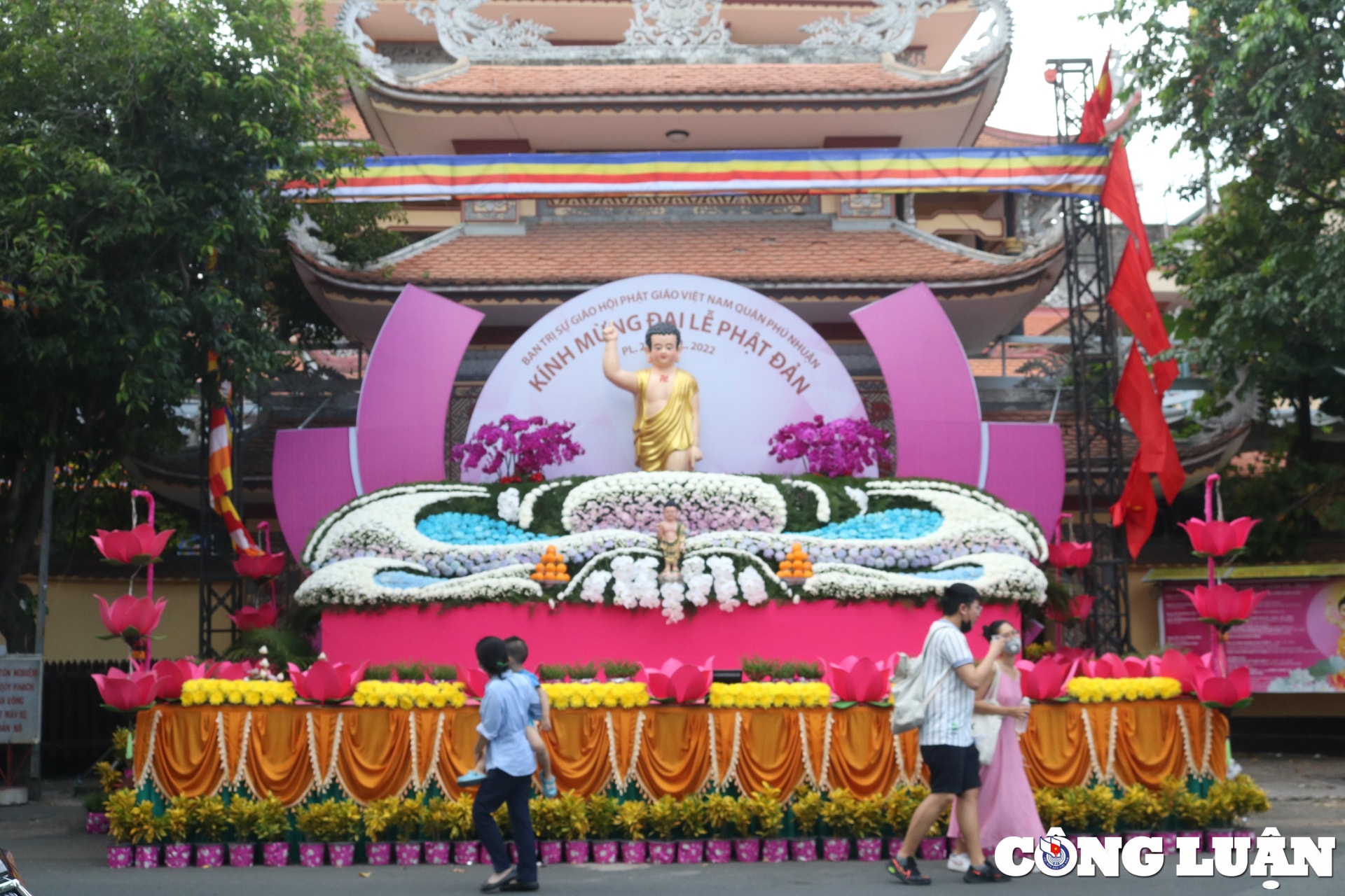 duong pho tp hcm rop co hoa san sang cho dai le phat dan hinh 4