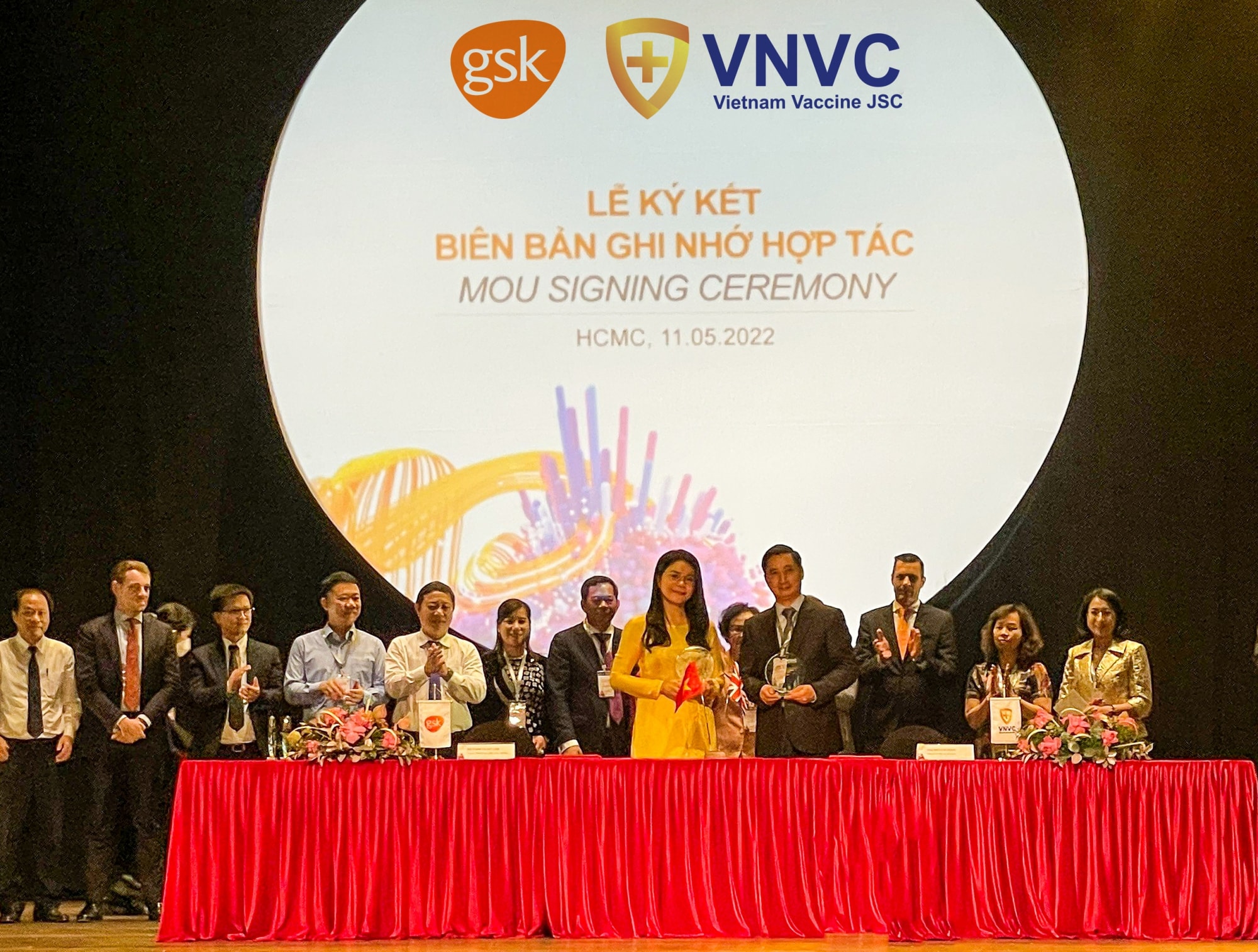 gsk va vnvc ky hop tac dua them nhieu vac xin moi so luong lon ve viet nam hinh 1