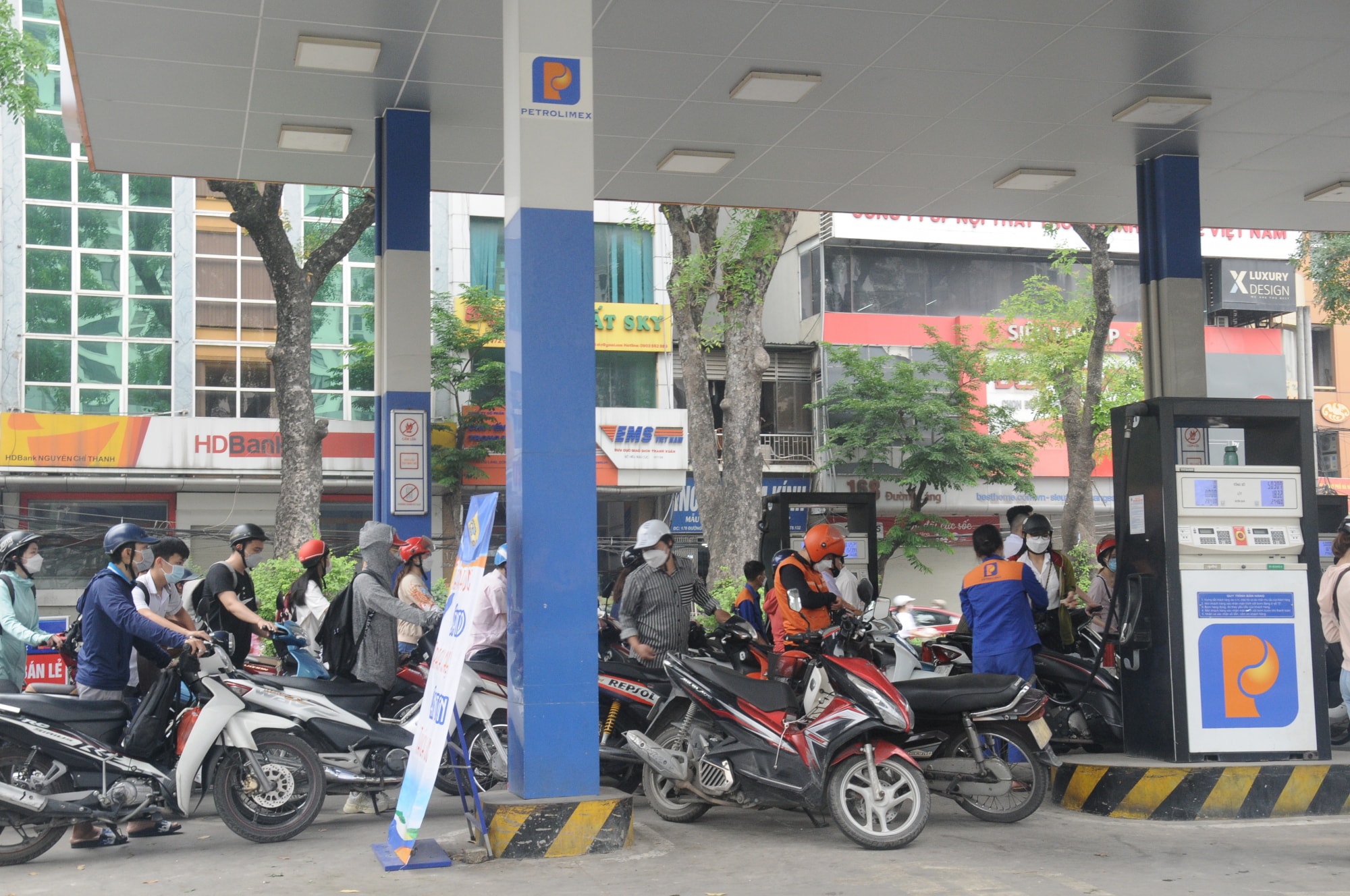 lo xang tang buoi chieu nhieu nguoi dan thu do tranh thu do xang tu sang som hinh 2