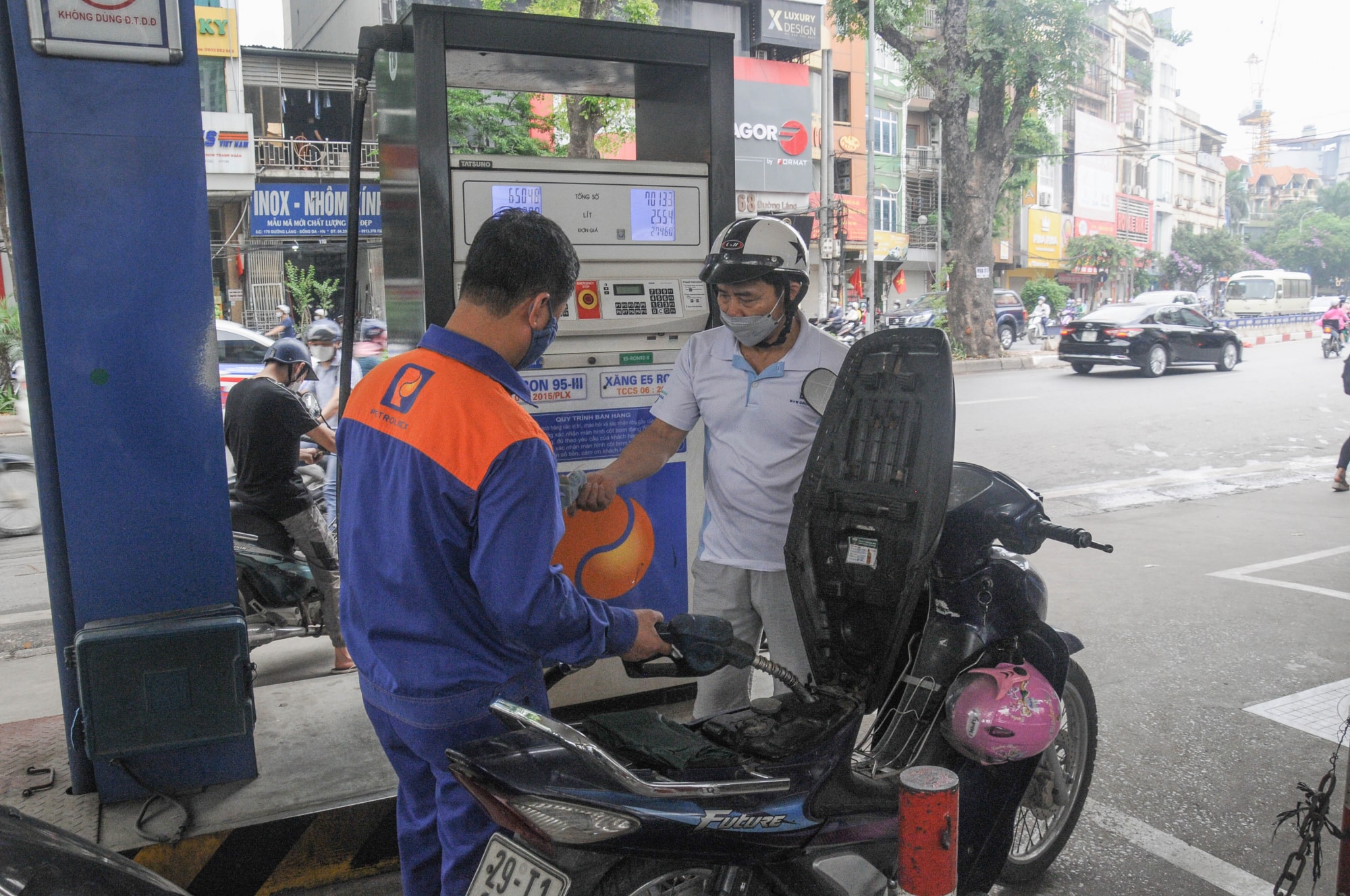 lo xang tang buoi chieu nhieu nguoi dan thu do tranh thu do xang tu sang som hinh 4