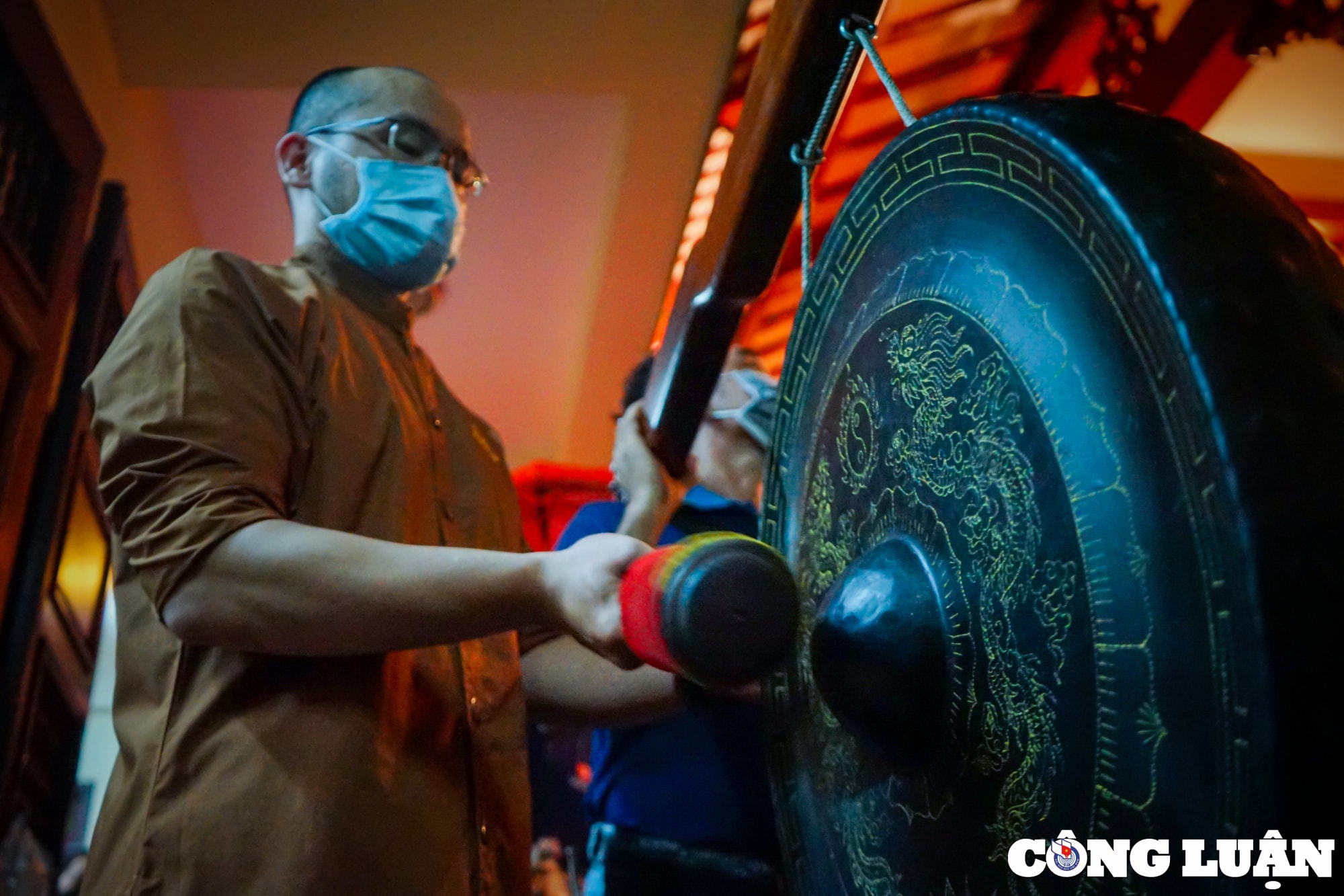 dong kenh o tp hcm phat sang voi 2000 den hoa dang mung dai le phat dan hinh 6