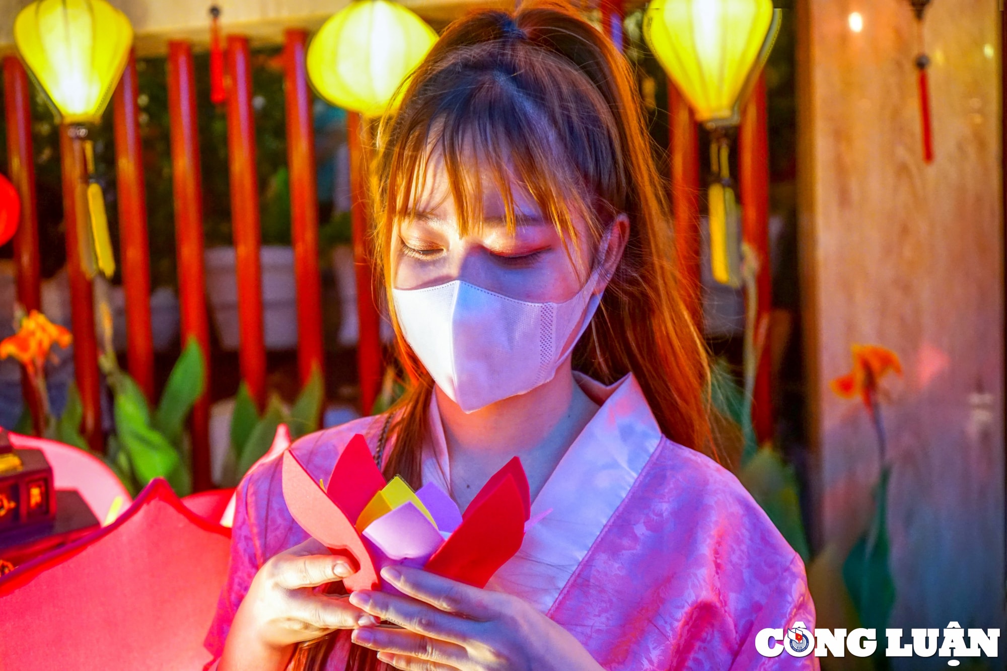 dong kenh o tp hcm phat sang voi 2000 den hoa dang mung dai le phat dan hinh 4