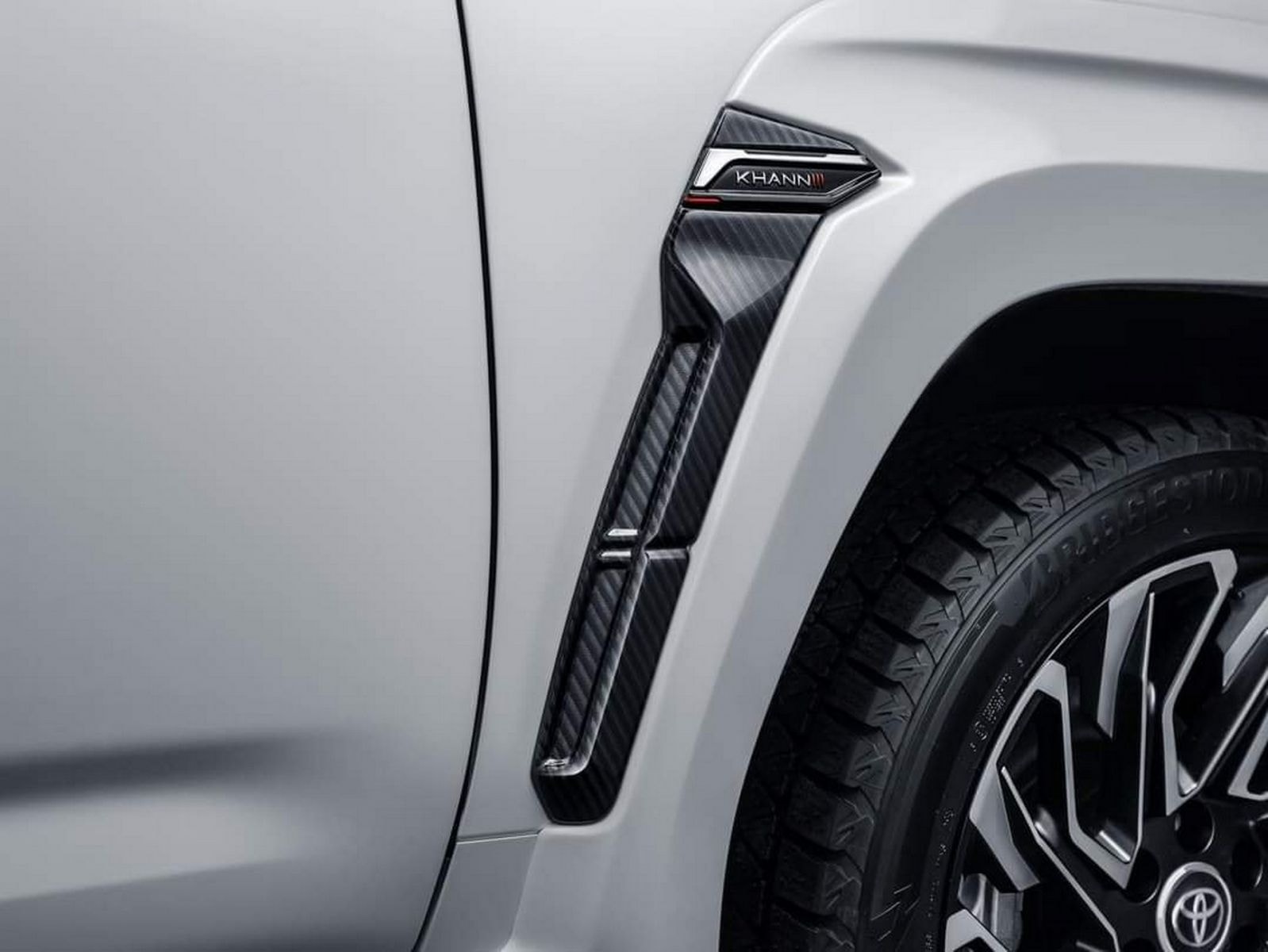 toyota land cruiser 2022 so huu phong cach ham ho khi qua tay hang do khann international hinh 8
