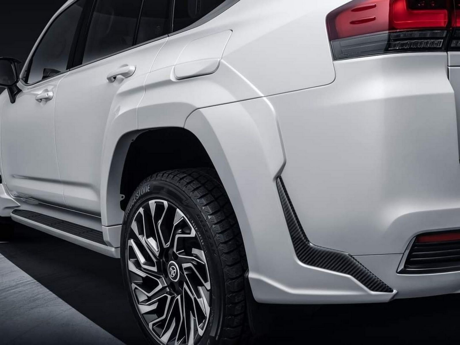 toyota land cruiser 2022 so huu phong cach ham ho khi qua tay hang do khann international hinh 2