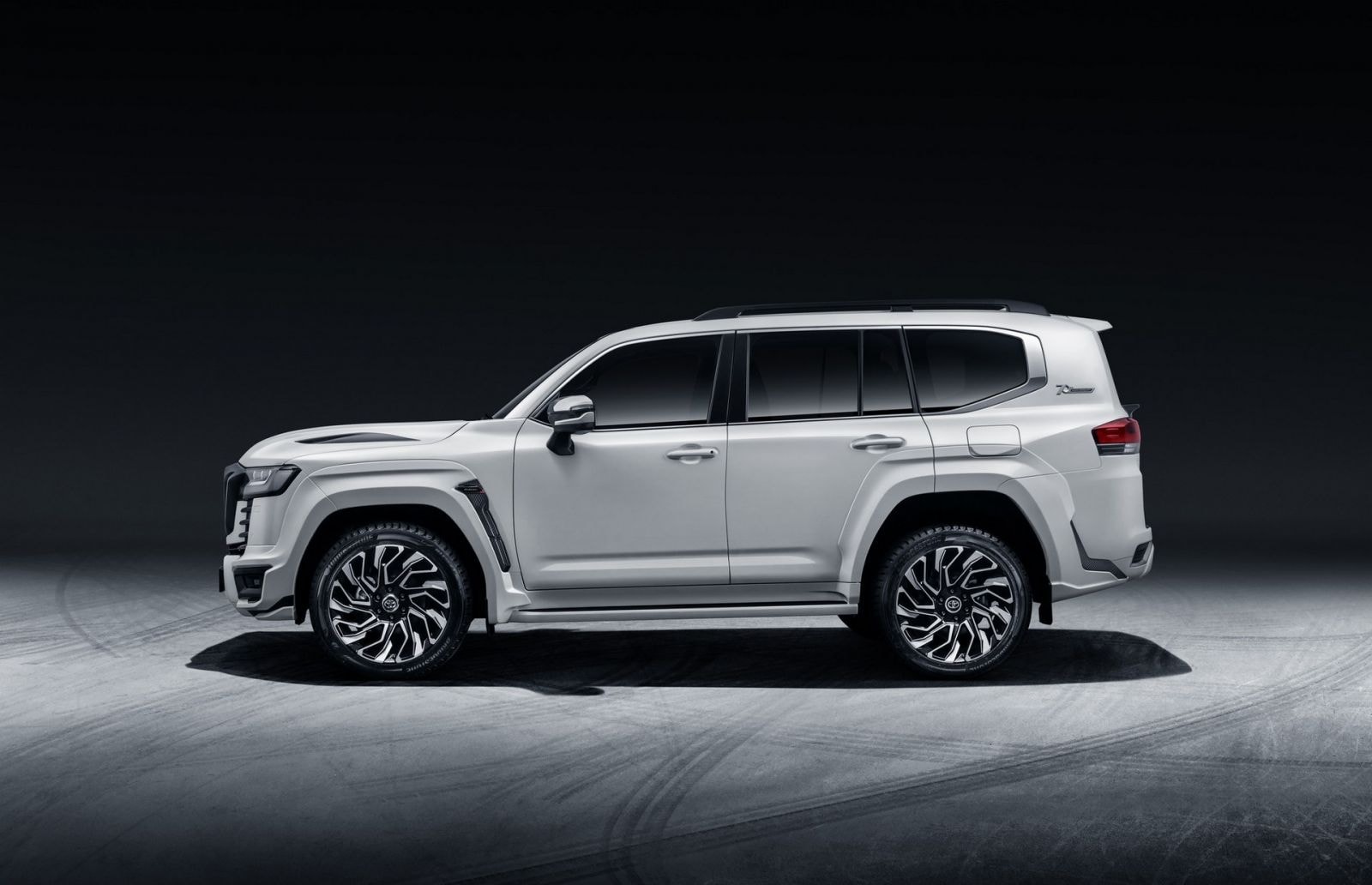 toyota land cruiser 2022 so huu phong cach ham ho khi qua tay hang do khann international hinh 4