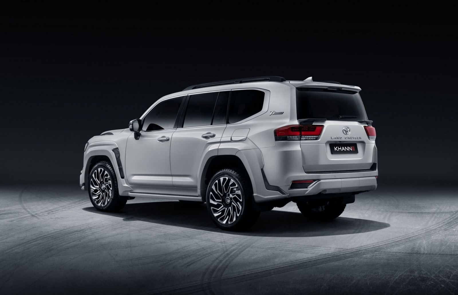 toyota land cruiser 2022 so huu phong cach ham ho khi qua tay hang do khann international hinh 7