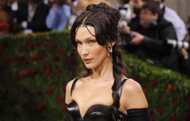 bella hadid khong tho noi tai met gala 2022 vi vay qua chat hinh 3