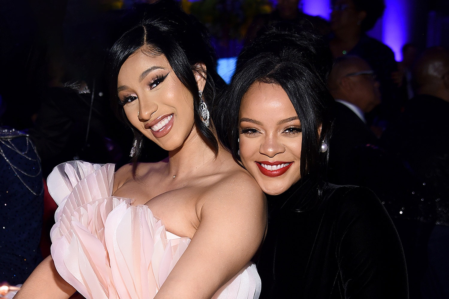 Cardi B chia sẻ kinh nghiệm làm mẹ cho Rihanna