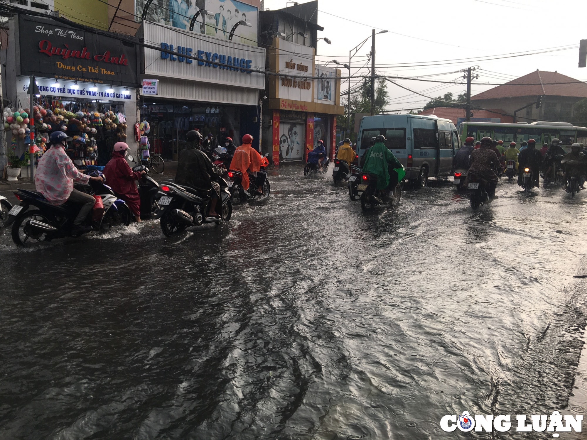 duong o tp thu duc menh mong nuoc sau con mua lon nguoi dan tu tay moi rac tai cong thoat nuoc hinh 4
