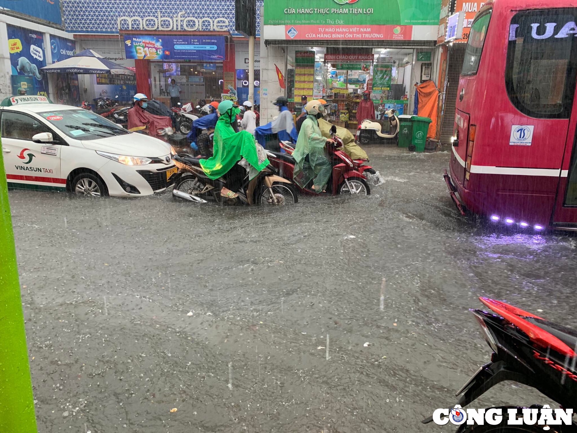 duong o tp thu duc menh mong nuoc sau con mua lon nguoi dan tu tay moi rac tai cong thoat nuoc hinh 3