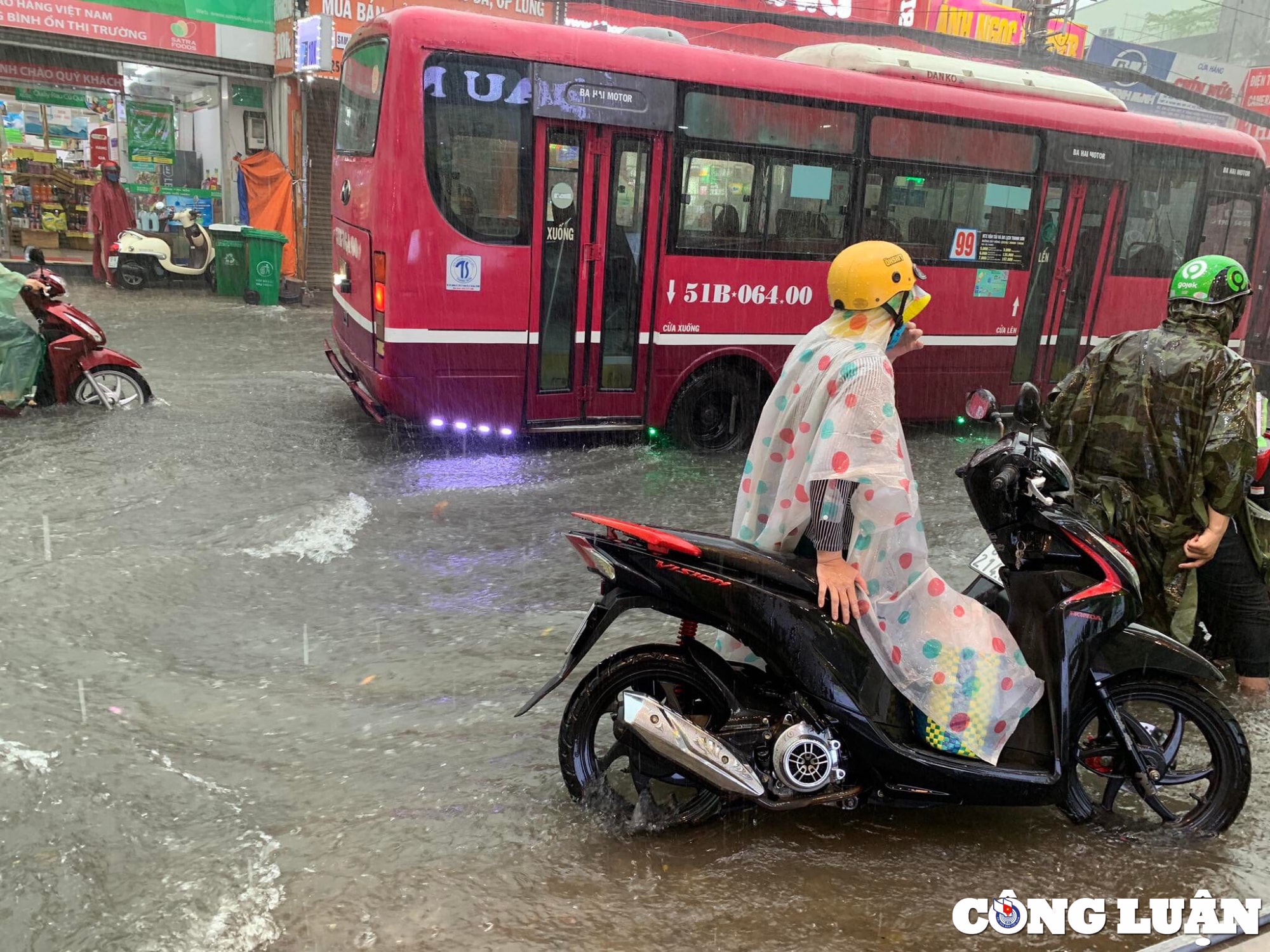 duong o tp thu duc menh mong nuoc sau con mua lon nguoi dan tu tay moi rac tai cong thoat nuoc hinh 2