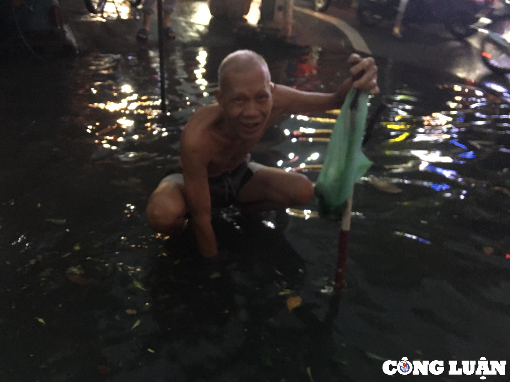duong o tp thu duc menh mong nuoc sau con mua lon nguoi dan tu tay moi rac tai cong thoat nuoc hinh 15