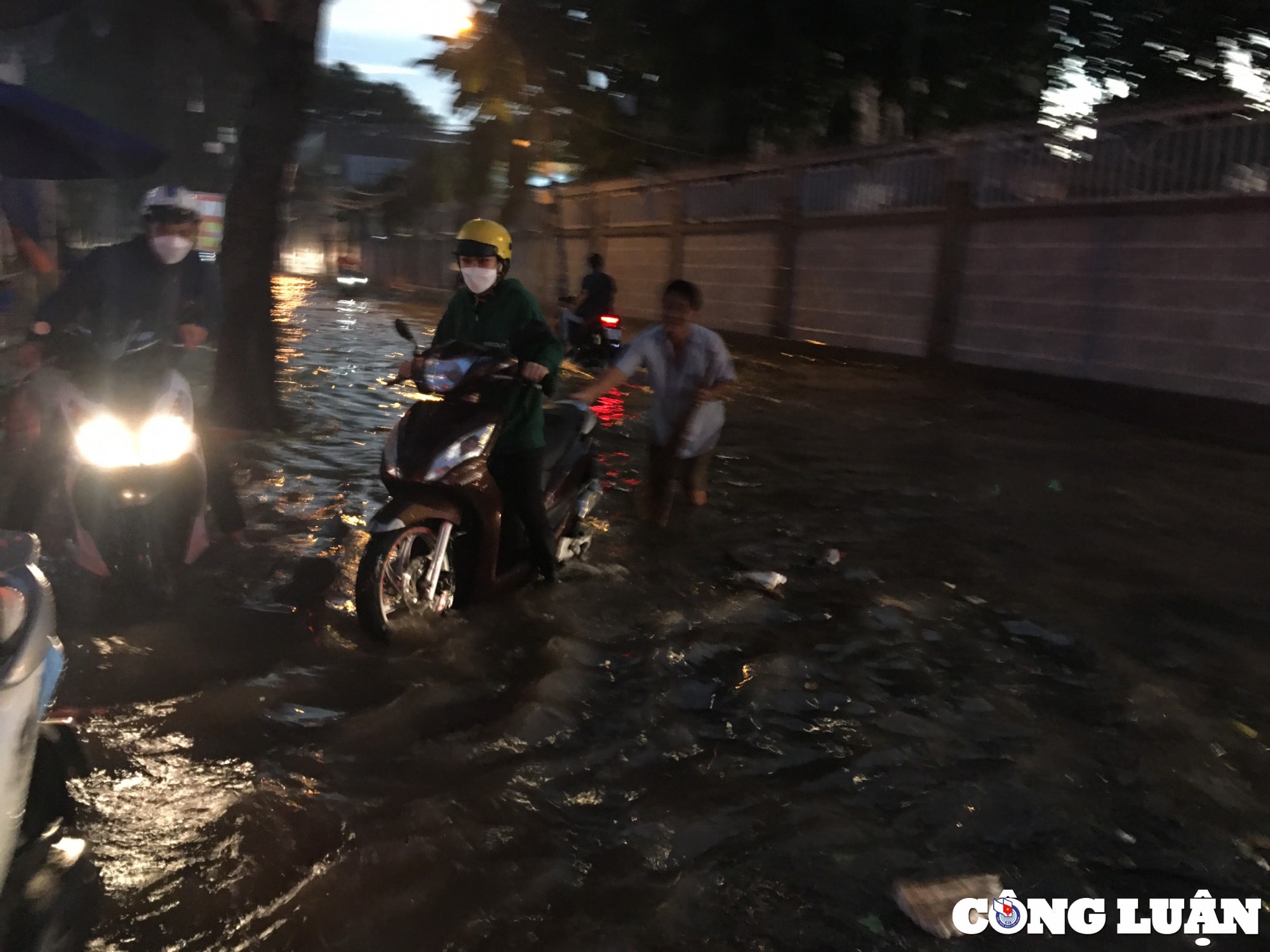 duong o tp thu duc menh mong nuoc sau con mua lon nguoi dan tu tay moi rac tai cong thoat nuoc hinh 13