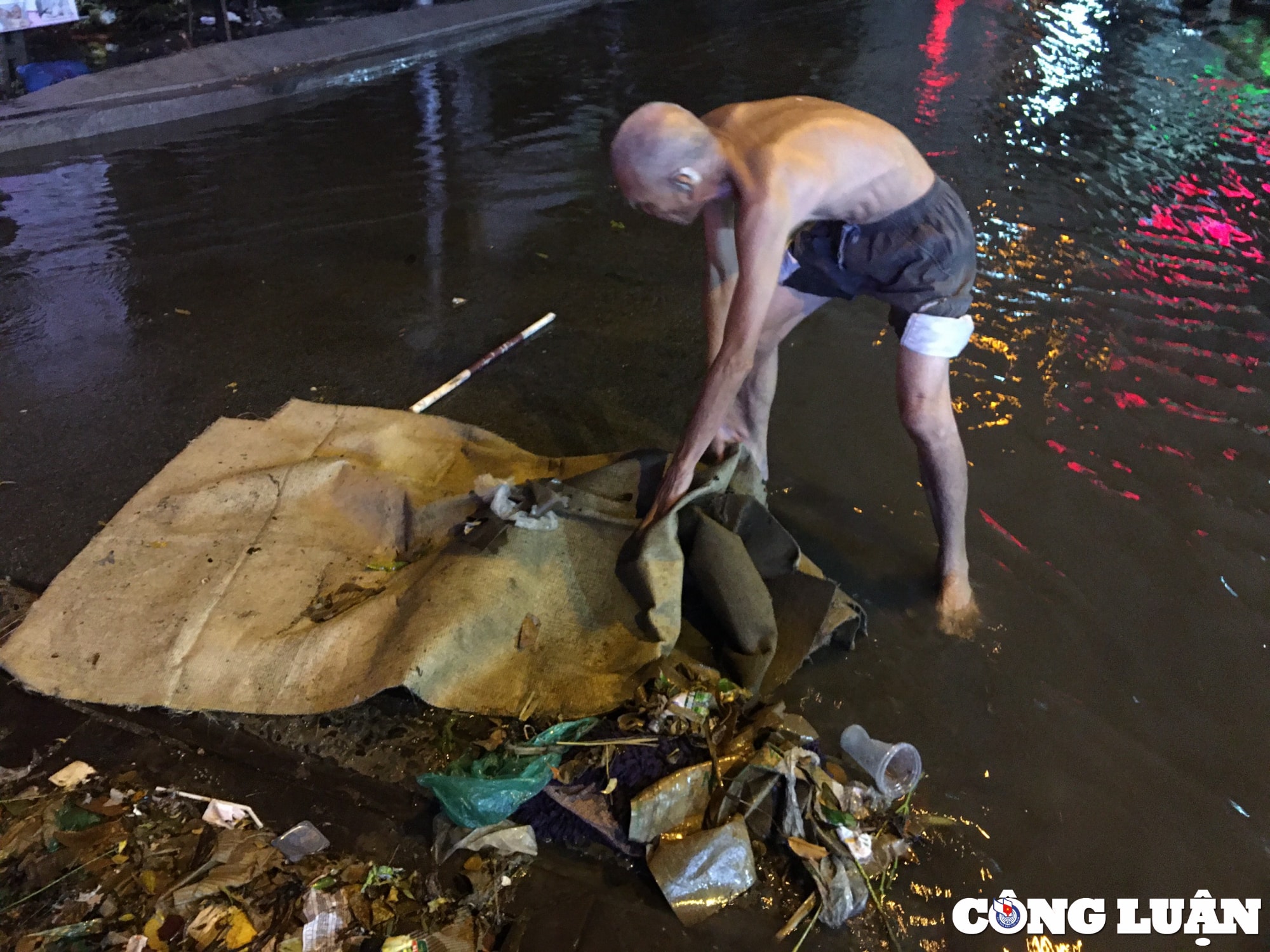 duong o tp thu duc menh mong nuoc sau con mua lon nguoi dan tu tay moi rac tai cong thoat nuoc hinh 12