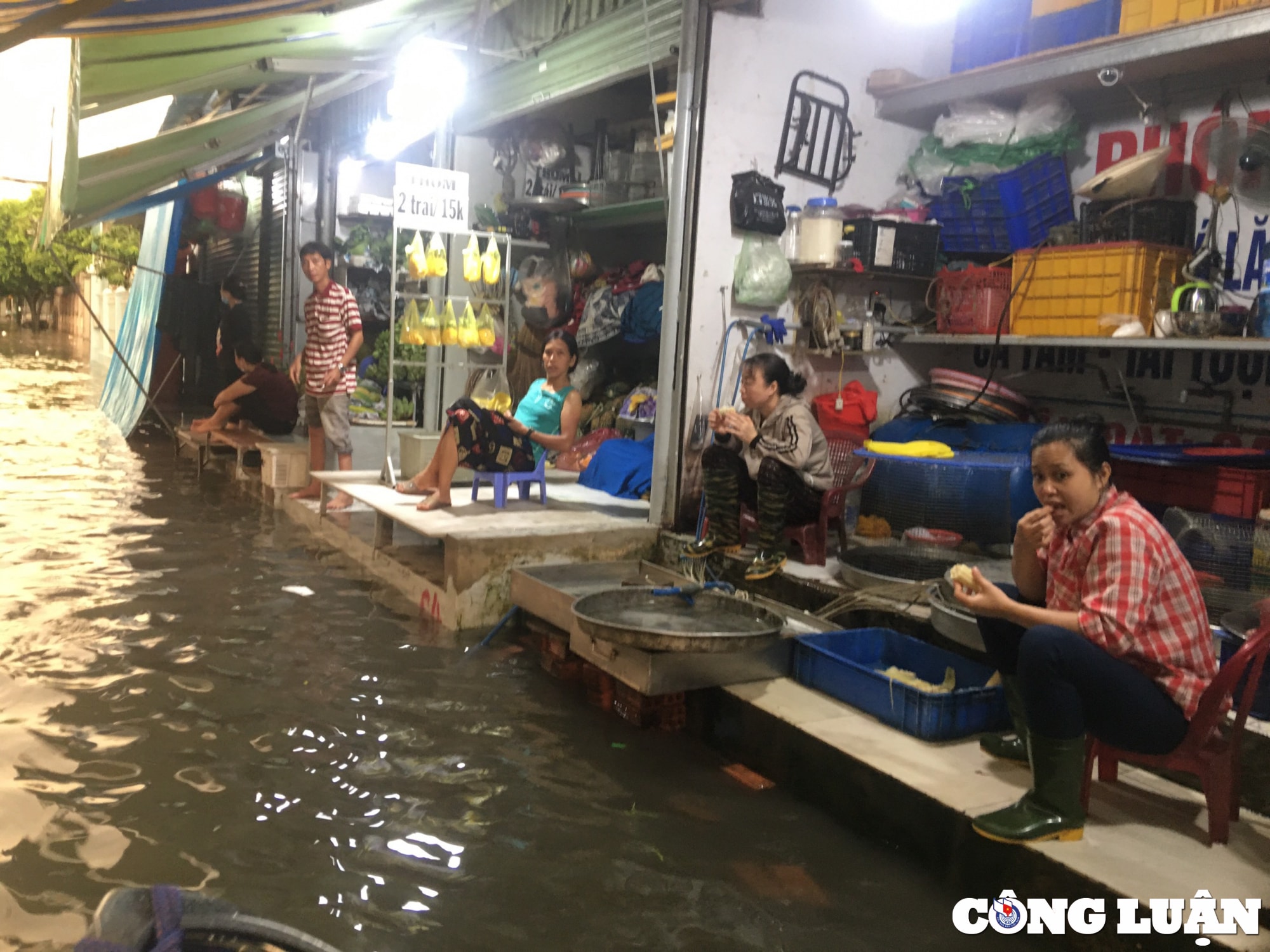 duong o tp thu duc menh mong nuoc sau con mua lon nguoi dan tu tay moi rac tai cong thoat nuoc hinh 8