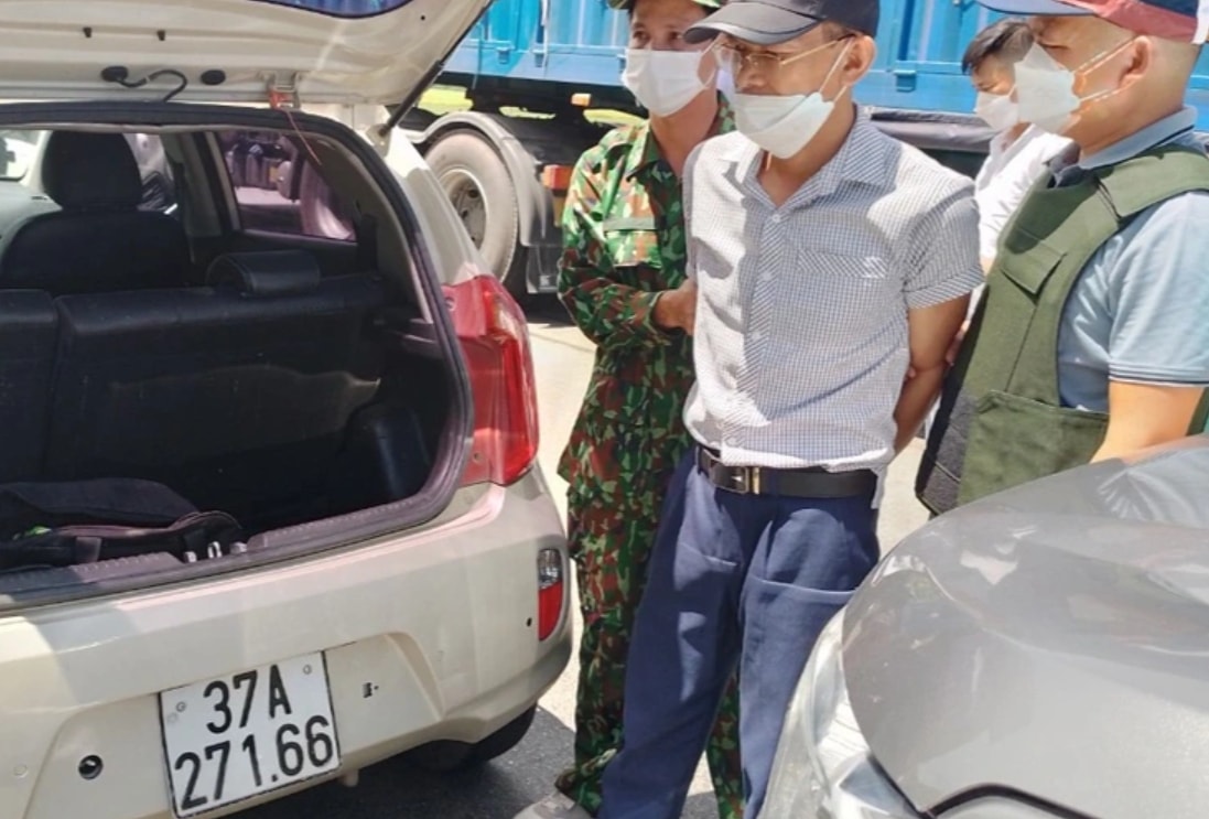 vay bat doi tuong cho 5kg ma tuy da tu lao ve viet nam tieu thu hinh 1