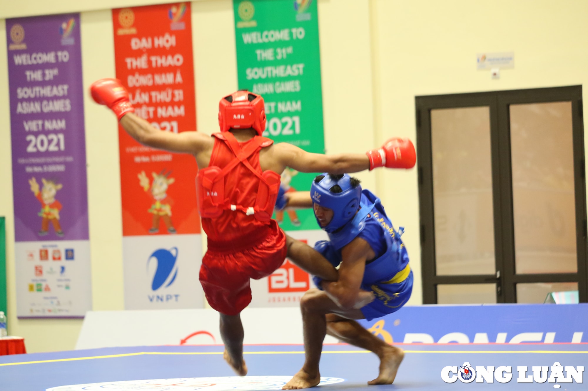 vdv mon wushu cua doi tuyen campuchia nga guc tren san dau hinh 2