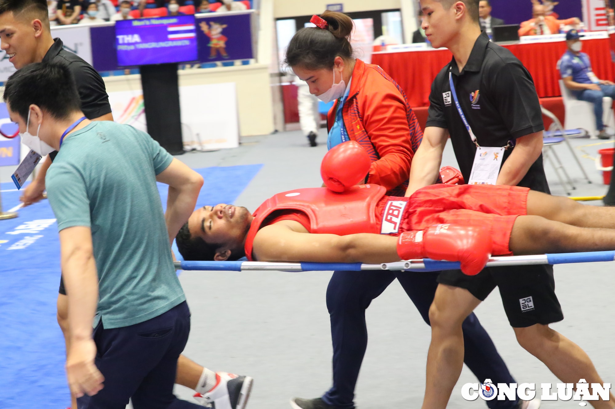 vdv mon wushu cua doi tuyen campuchia nga guc tren san dau hinh 6
