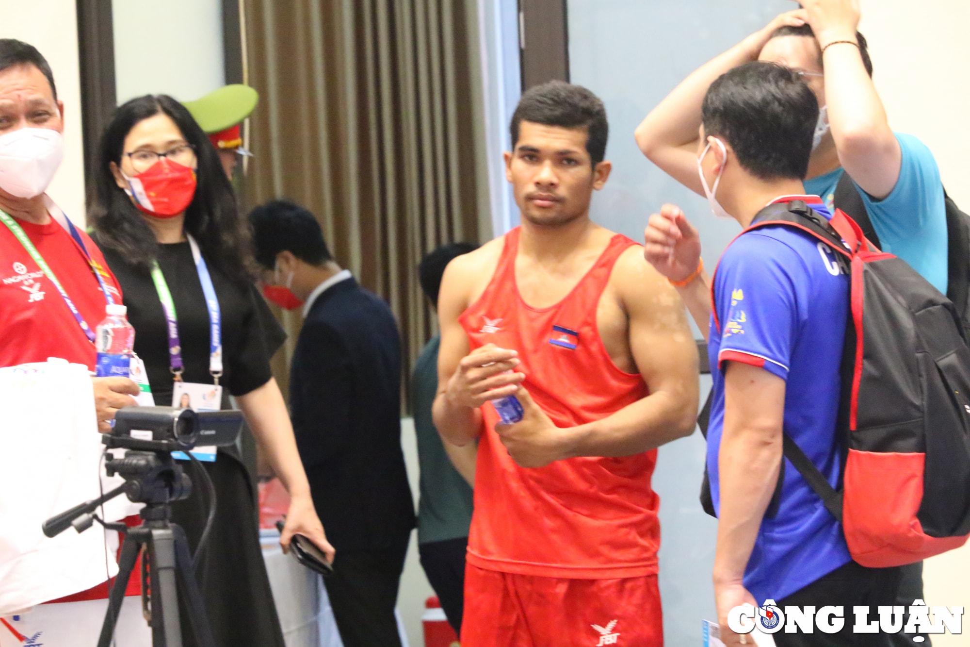 vdv mon wushu cua doi tuyen campuchia nga guc tren san dau hinh 8