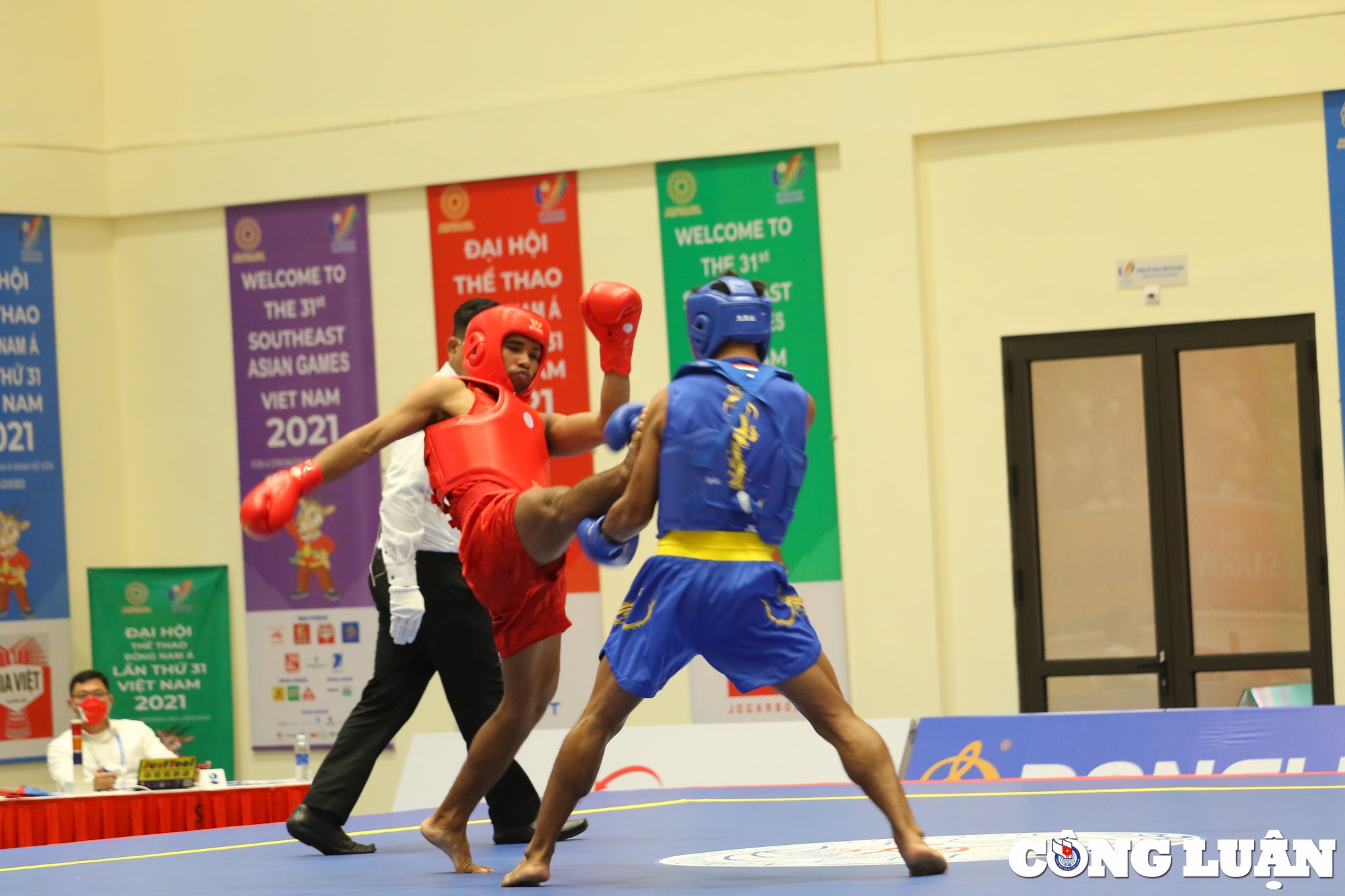vdv mon wushu cua doi tuyen campuchia nga guc tren san dau hinh 1