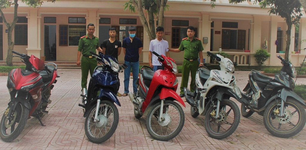 bat nhom thanh nien choai choai chuyen trom cap xe mo to lien huyen hinh 1