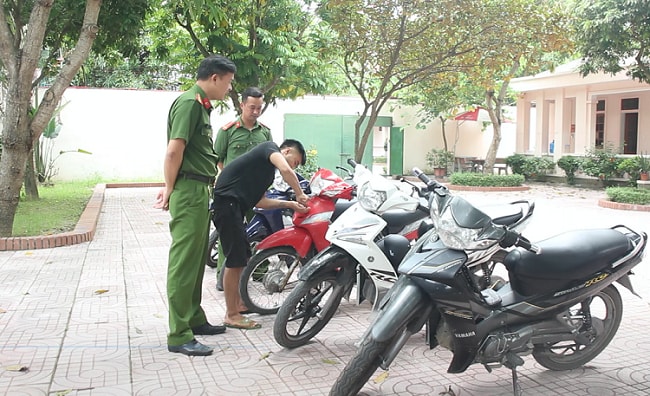 bat nhom thanh nien choai choai chuyen trom cap xe mo to lien huyen hinh 2