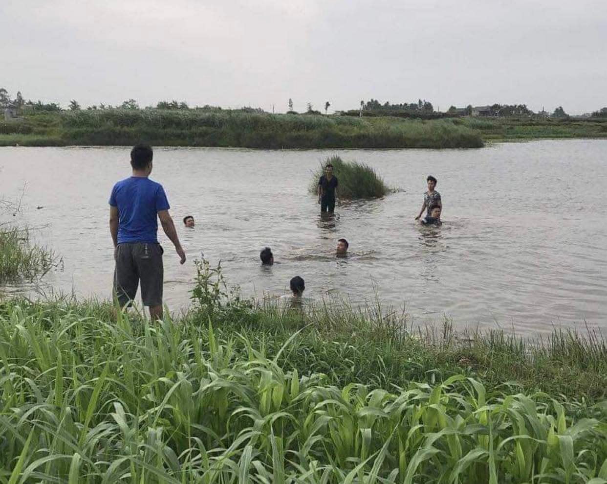 ha noi 3 chau be tu vong do duoi nuoc hinh 1