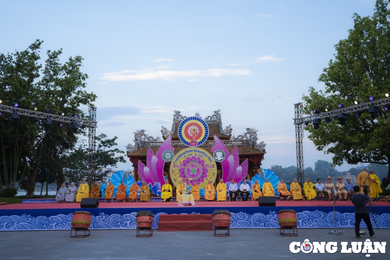 lung linh mua phat dan tai co do hue hinh 1