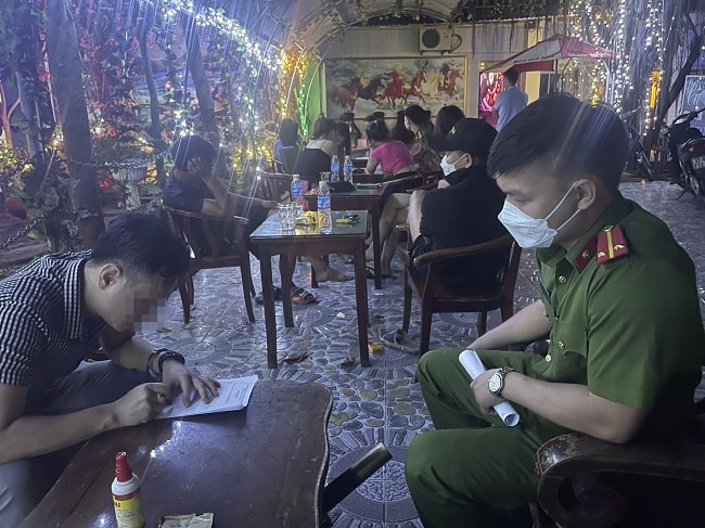 pha tu diem chua chap su dung ma tuy va mai dam nup bong quan karaoke nha nghi hinh 2