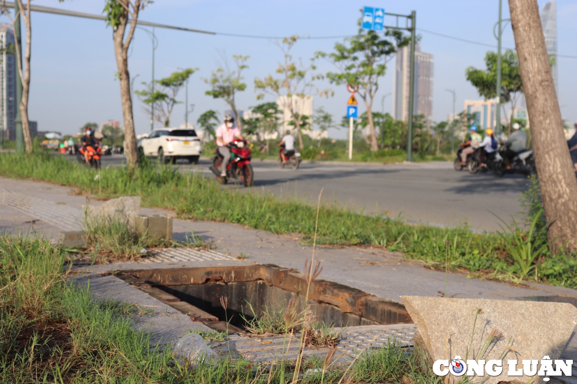 tp hcm loat nap ho ga tren duong to huu khong canh ma bay tiem an nguy co tai nan hinh 13