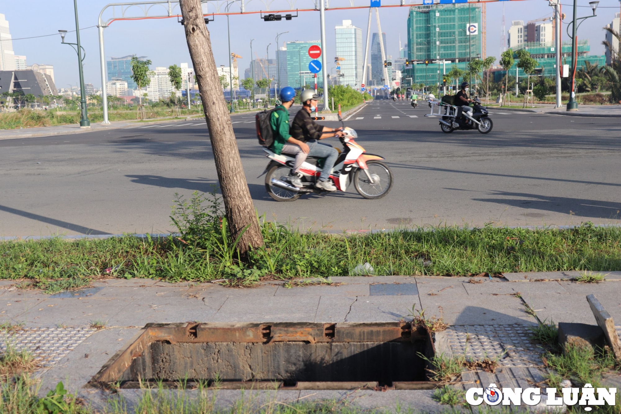 tp hcm loat nap ho ga tren duong to huu khong canh ma bay tiem an nguy co tai nan hinh 14